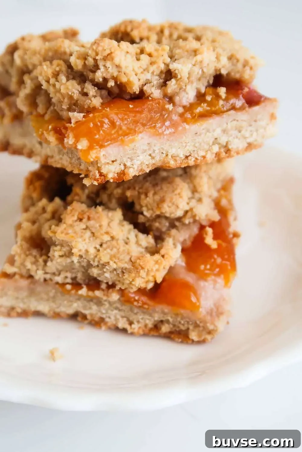 Make a healthier plum crumble with oats: super easy and it's so good. This easy oatmeal plum crumble recipe is great for dessert with some ice cream, or even for breakfast with milk and some coffee or tea.